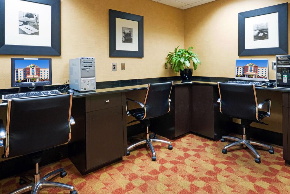 Holiday Inn Express Hotel & Suites Columbia-Fort Jackson By Ihg Exterior photo