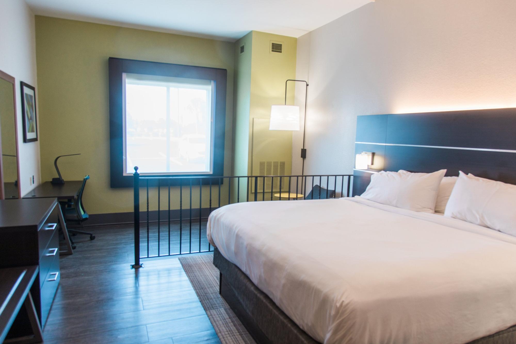 Holiday Inn Express Hotel & Suites Columbia-Fort Jackson By Ihg Exterior photo