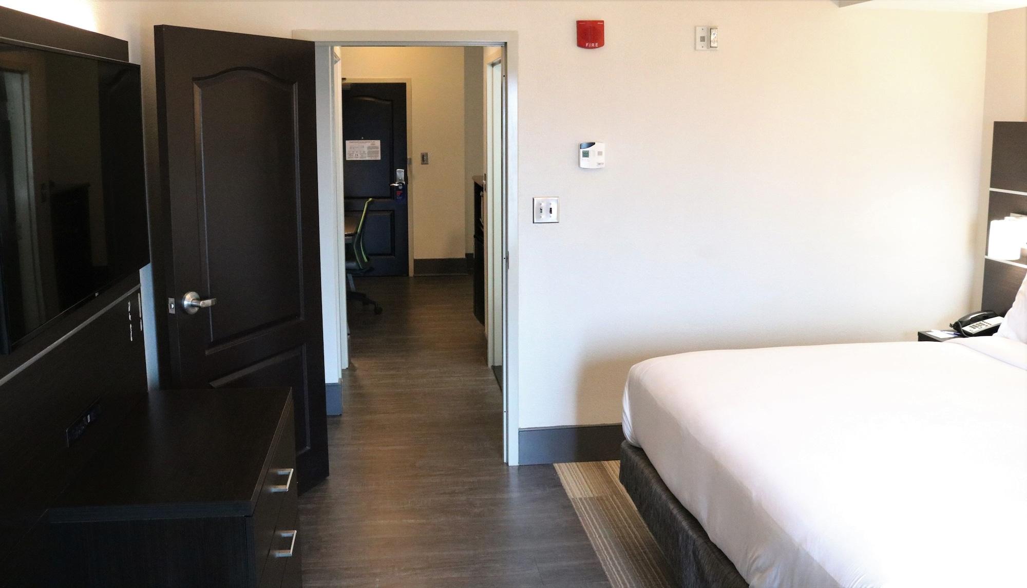 Holiday Inn Express Hotel & Suites Columbia-Fort Jackson By Ihg Exterior photo