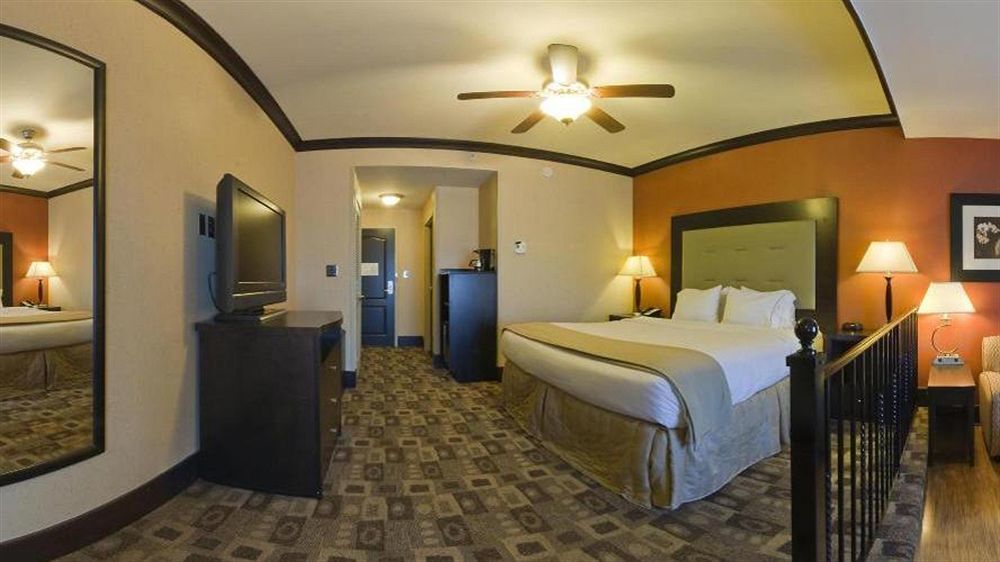 Holiday Inn Express Hotel & Suites Columbia-Fort Jackson By Ihg Exterior photo