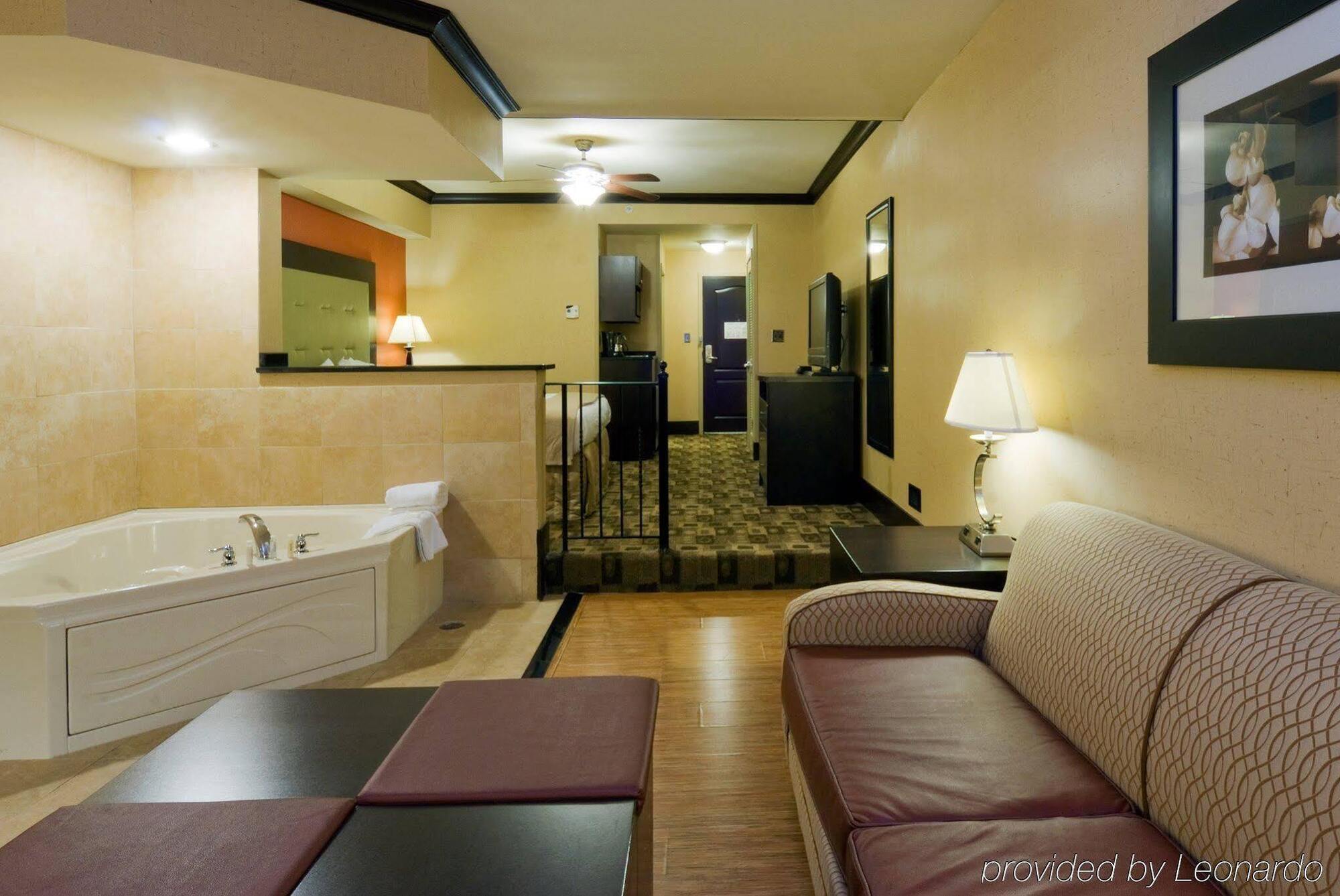 Holiday Inn Express Hotel & Suites Columbia-Fort Jackson By Ihg Exterior photo
