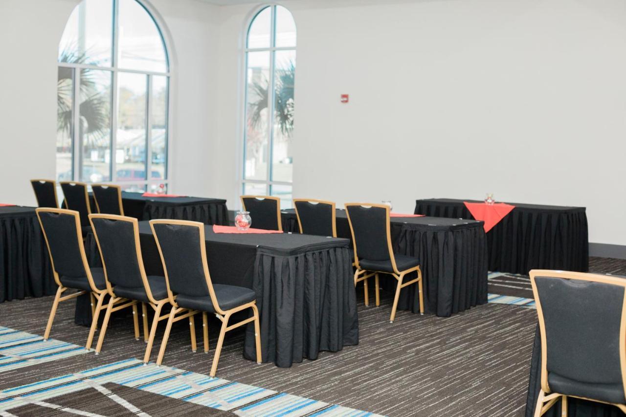 Holiday Inn Express Hotel & Suites Columbia-Fort Jackson By Ihg Exterior photo